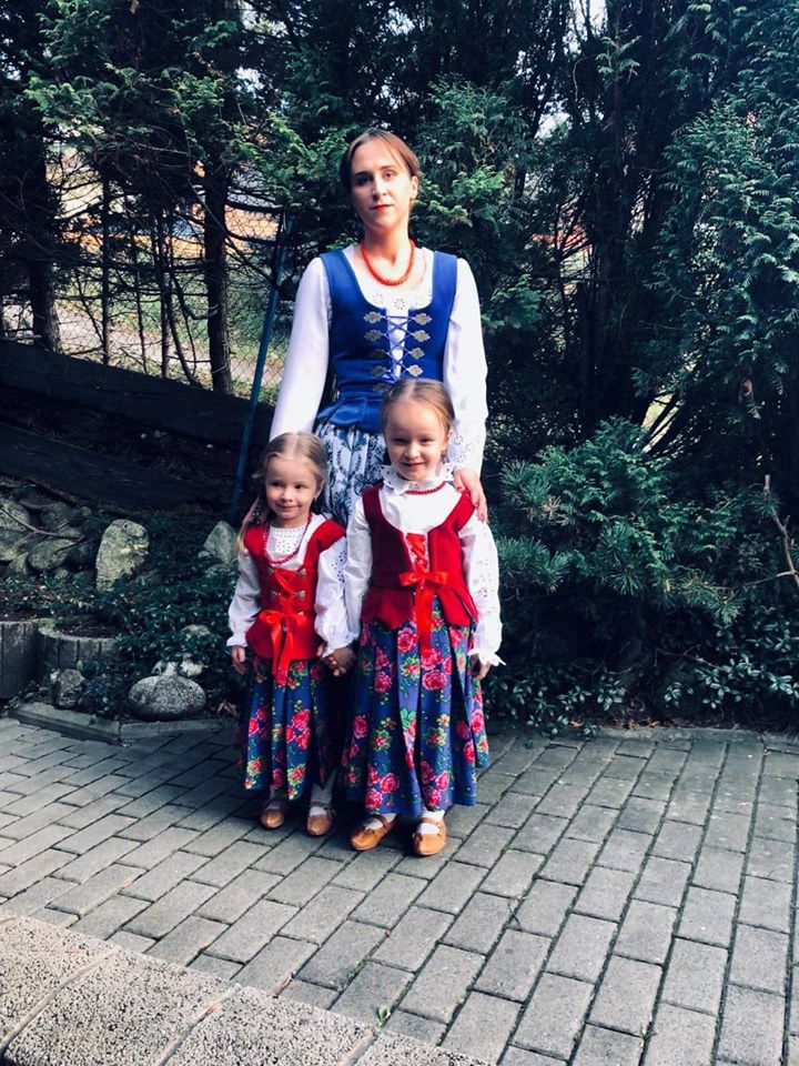 Leluja, góralka z córkami w tradycyjnych strojach góralskich